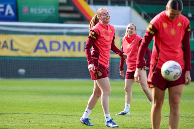 Ried im Innkreis, Austria 17 April 2026 Preparation for the womens World Cup qualifier Austria vs Germany Final training In the picture Sjoeke Nüsken Nuesken Germany laughing on the pitch Copyright: HMBxMedia MadeleinexFantini