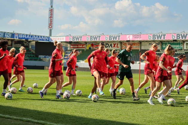 Ried im Innkreis, Austria 17 April 2026 Preparation for the womens World Cup qualifier Austria vs Germany Final training In the picture The players of the German national womens soccer team in the team circle for the team meeting before the final training in Ried im Innkreis Copyright: HMBxMedia MadeleinexFantini