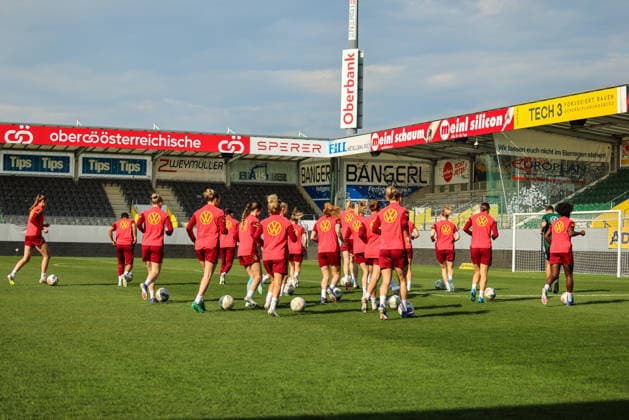 Ried im Innkreis, Austria 17 April 2026 Preparation for the womens World Cup qualifier Austria vs Germany Final training In the picture The players of the German national womens soccer team in the team circle for the team meeting before the final training in Ried im Innkreis Copyright: HMBxMedia MadeleinexFantini