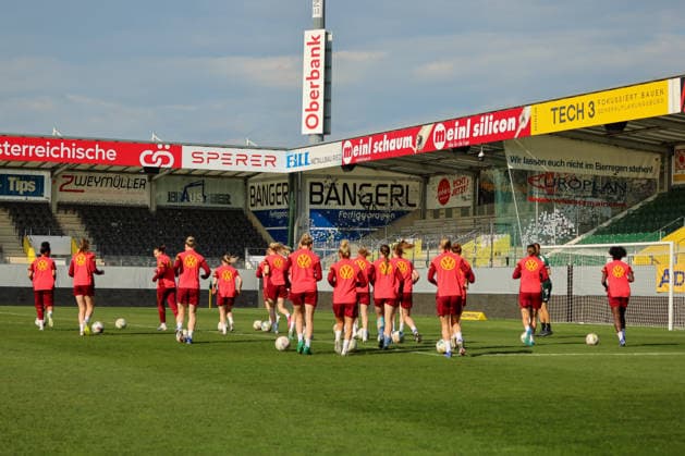 Ried im Innkreis, Austria 17 April 2026 Preparation for the womens World Cup qualifier Austria vs Germany Final training In the picture The players of the German national womens soccer team in the team circle for the team meeting before the final training in Ried im Innkreis Copyright: HMBxMedia MadeleinexFantini