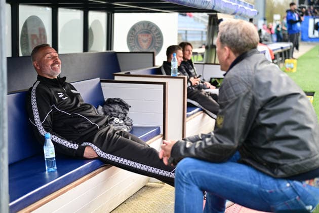 17 04 2026, Soccer, Men, 2 BL Bundesliga , Season 2025 2026, Holstein Kiel 1 FC Kaiserslautern, 30 Matchday Coach Tim Walter Kiel with President Steffen Schneekloth re Kiel, Holstein Stadion Holstein Stadion Schleswig Holstein Germany