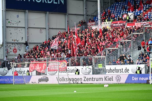 17 04 2026, Football, Men, 2 BL Bundesliga , Season 2025 2026, Holstein Kiel 1 FC Kaiserslautern, 30 Matchday Kaiserslautern Fanblock Kiel, Holstein Stadion Holstein Stadion Schleswig Holstein Germany