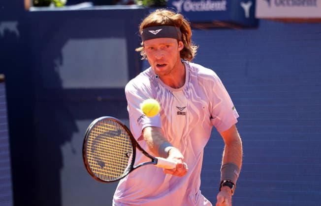 Barcelona Open Banc Sabadell 2026 - Day Five Andrey Rublev plays against Tomas Machac during the quarter-finals (Day Seven) of the Barcelona Open Banc Sabadell 73rd Conde de Godo Trophy at Real Club de Tenis Barcelona 1899 in Barcelona, Spain, on April 17, 2026. Barcelona Barcelona Spain  Copyright: xUrbanandsportx originalFilename:urbanandsport-machacvr260417_npoVh.jpg