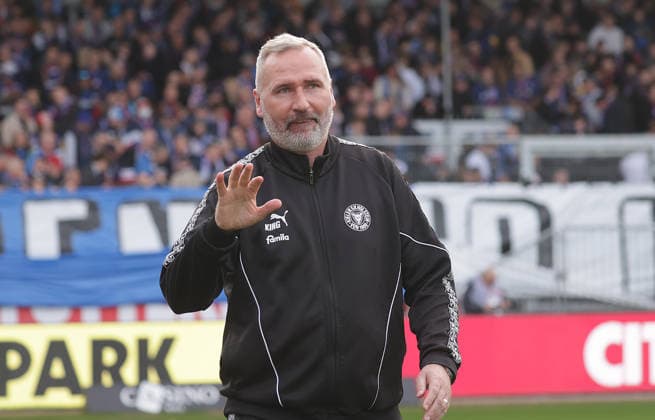 Coach Tim Walter Holstein Kiel Football, Men, Season 2025 2026, 2 BL, Holstein Stadion, Holstein Kiel vs 1 FC Kaiserslautern DFL REGULATIONS PROHIBIT ANY USE OF PHOTOGRAPHS AS IMAGE SEQUENCES AND OR QUASI VIDEO