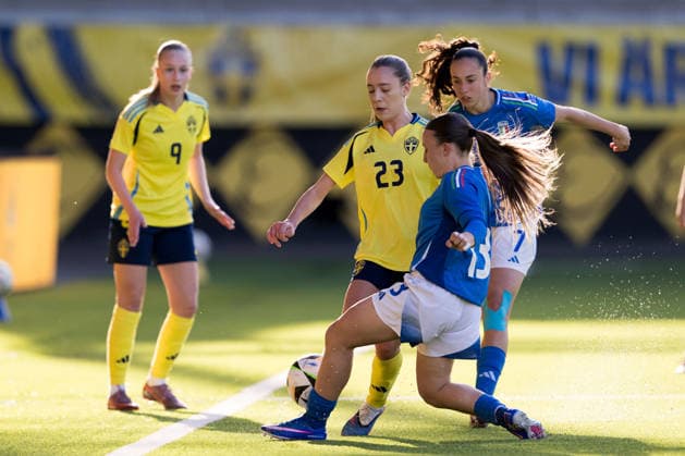 260417 Augusta Priks of Sweden and Giulia Galli of Italy during the UEFA Women s Under 19 Euro Qualifier football match between Sweden and Italy on April 17, 2026 in Boras Photo Jörgen Jarnberger BILDBYRAN COP 112 JJ0567 fotboll football soccer fotball f19 landslag national team kval qualifying round qualification sverige italy sweden dam bbeng under 19 womensverige sweden  Copyright: JÖRGENxJARNBERGER BB260417JJ014
