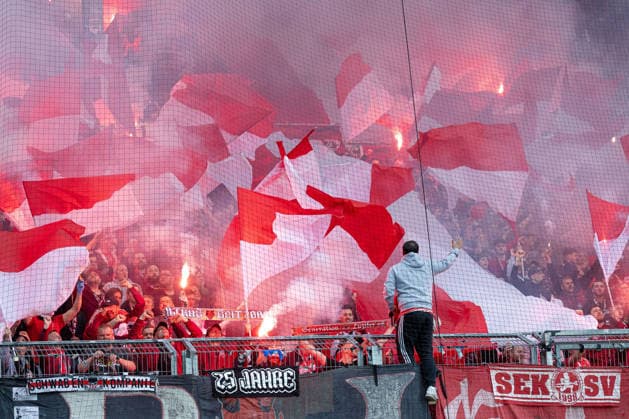 17 04 2026 Soccer 2 Bundesliga Men Season 2025 2026 30 Matchday Holstein Kiel 1 FC Kaiserslautern Kiel in blue, Kaiserslautern in white Pyrotechnics at the start of the match in the block of 1 FC Kaiserslautern Kiel Holstein Stadion, Westring 501 Schleswig Holstein Germany