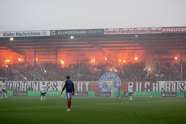 17 04 2026 Soccer 2 Bundesliga Men Season 2025 2026 30 Matchday Holstein Kiel 1 FC Kaiserslautern Kiel in blue, Kaiserslautern in white Pyrotechnics at the start of the match by the fans of Holstein Kiel Kiel Holstein Stadion, Westring 501 Schleswig Holstein Germany