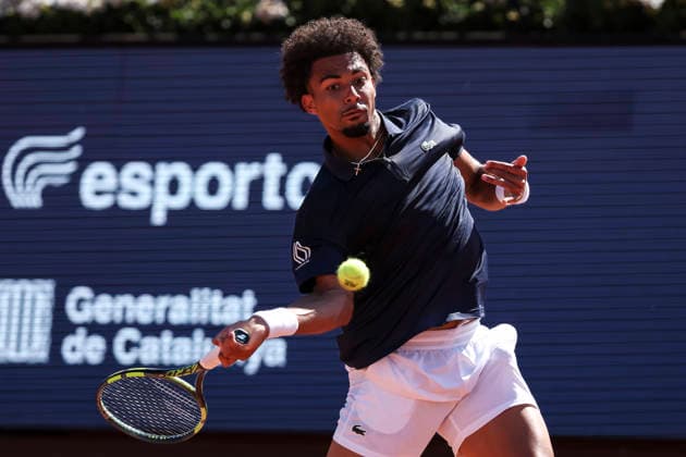 April 17, 2026, Barcelona, Barcelona, Spain: Arthur Fils of France in action against Lorenzo Musetti of Italy during the Quarter-finals tennis match of the Barcelona Open Banc Sabadell - Conde Godo 2026 Day 7 at Real Club de Tenis Barcelona on April 17, 2026 in Barcelona, Spain. Barcelona Spain - ZUMAa181 20260417_zaa_a181_193 Copyright: xJavierxBorregox