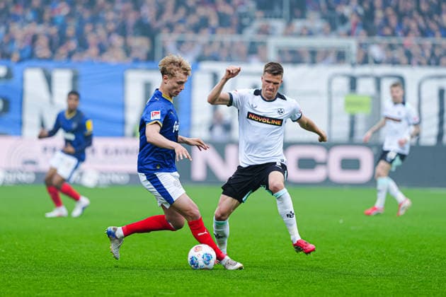 Kasper Davidsen Holstein Kiel, 15 , Fabian Kunze 1 FC Kaiserslautern, 06 GER, Holstein Kiel vs 1 FC Kaiserslautern, Football, 2 Bundesliga, Matchday 30, Season 2025 2026, 17 04 2026 DFL REGULATIONS PROHIBIT ANY USE OF PHOTOGRAPHS AS IMAGE SEQUENCES AND OR QUASI VIDEO GER, Holstein Kiel vs 1 FC Kaiserslautern, Football, 2 Bundesliga, Matchday 30, Season 2025 2026, 17 04 2026 Kiel Copyright: xEibner-Pressefoto MarcelxvonxFehrnx EP_MFN