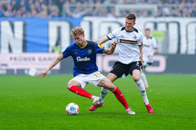 Kasper Davidsen Holstein Kiel, 15 , Fabian Kunze 1 FC Kaiserslautern, 06 GER, Holstein Kiel vs 1 FC Kaiserslautern, Football, 2 Bundesliga, Matchday 30, Season 2025 2026, 17 04 2026 DFL REGULATIONS PROHIBIT ANY USE OF PHOTOGRAPHS AS IMAGE SEQUENCES AND OR QUASI VIDEO GER, Holstein Kiel vs 1 FC Kaiserslautern, Football, 2 Bundesliga, Matchday 30, Season 2025 2026, 17 04 2026 Kiel Copyright: xEibner-Pressefoto MarcelxvonxFehrnx EP_MFN