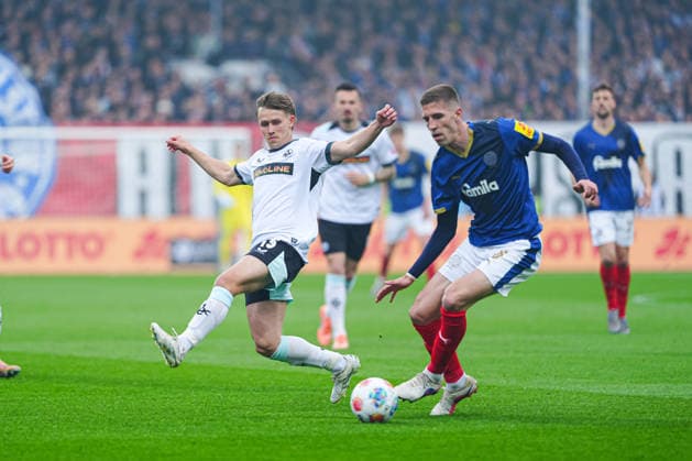 Naatan Skyttä 1 FC Kaiserslautern, 15 , Marko Ivezic Holstein Kiel, 06 GER, Holstein Kiel vs 1 FC Kaiserslautern, Football, 2 Bundesliga, Matchday 30, Season 2025 2026, 17 04 2026 DFL REGULATES PROHIBIT ANY USE OF PHOTOGRAPHS AS IMAGE SEQUENCES AND OR QUASI VIDEO GER, Holstein Kiel vs 1 FC Kaiserslautern, Football, 2 Bundesliga, Matchday 30, Season 2025 2026, 17 04 2026 Kiel Copyright: xEibner-Pressefoto MarcelxvonxFehrnx EP_MFN