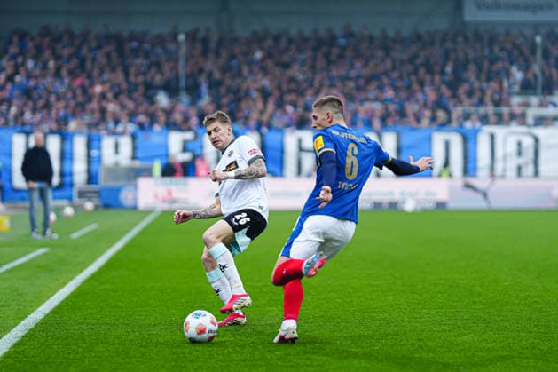 Paul Joly 1 FC Kaiserslautern, 26 , Marko Ivezic Holstein Kiel, 06 GER, Holstein Kiel vs 1 FC Kaiserslautern, Football, 2 Bundesliga, Matchday 30, Season 2025 2026, 17 04 2026 DFL REGULATIONS PROHIBIT ANY USE OF PHOTOGRAPHS AS IMAGE SEQUENCES AND OR QUASI VIDEO GER, Holstein Kiel vs 1 FC Kaiserslautern, Football, 2 Bundesliga, Matchday 30, Season 2025 2026, 17 04 2026 Kiel Copyright: xEibner-Pressefoto MarcelxvonxFehrnx EP_MFN