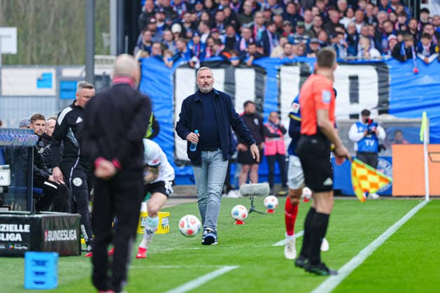 Tim Walter Holstein Kiel, Coach GER, Holstein Kiel vs 1 FC Kaiserslautern, Football, 2 Bundesliga, Matchday 30, Season 2025 2026, 17 04 2026 DFL REGULATES PROHIBIT ANY USE OF PHOTOGRAPHS AS IMAGE SEQUENCES AND OR QUASI VIDEO GER, Holstein Kiel vs 1 FC Kaiserslautern, Football, 2 Bundesliga, Matchday 30, Season 2025 2026, 17 04 2026 Kiel Copyright: xEibner-Pressefoto MarcelxvonxFehrnx EP_MFN