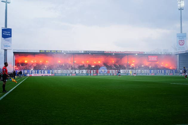 Pyrotechnics Begalo Fans Ultras Holstein Kiel GER, Holstein Kiel vs 1 FC Kaiserslautern, Football, 2 Bundesliga, Matchday 30, Season 2025 2026, 17 04 2026 DFL REGULATIONS PROHIBIT ANY USE OF PHOTOGRAPHS AS IMAGE SEQUENCES AND OR QUASI VIDEO GER, Holstein Kiel vs 1 FC Kaiserslautern, Football, 2 Bundesliga, Matchday 30, Season 2025 2026, 17 04 2026 Kiel Copyright: xEibner-Pressefoto MarcelxvonxFehrnx EP_MFN