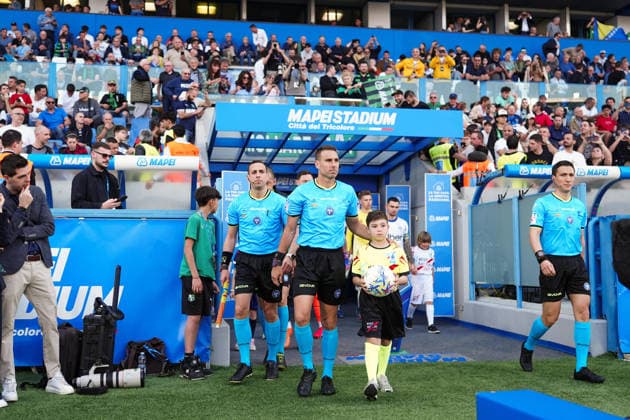 Teams enter the soccer turf for the match during the Serie A soccer match between Sassuolo and Como at the Mapei Stadium Cittˆ del Tricolore in Reggio Emilia, north Italy - Friday, April 17, 2026 - - Soccer -  Copyright: xMassimoxPaolone LaPressex