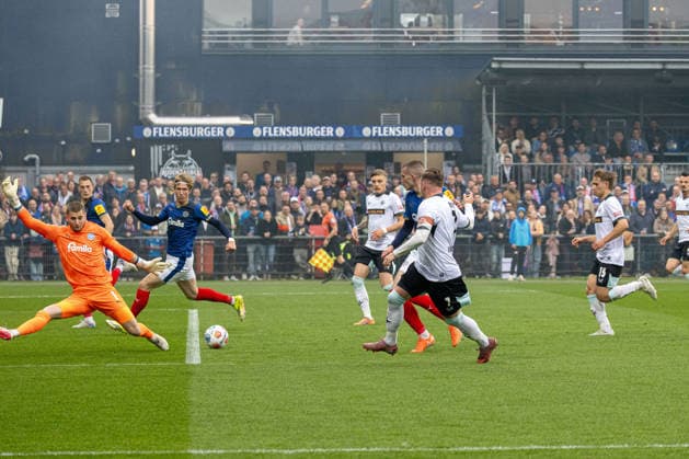 17 04 2026 Soccer 2 Bundesliga Men Season 2025 2026 30 Matchday Holstein Kiel 1 FC Kaiserslautern Kiel in blue, Kaiserslautern in white First big chance for 1 FC K after about 10 minutes Worthwhile pass from Marlon Ritter Center Kiel Holstein Stadium, Westring 501 Schleswig Holstein Germany