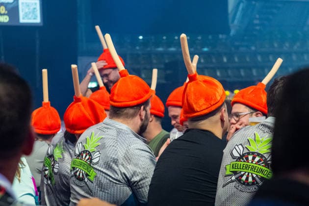 Darts-Fans in Kostuemen GER, PDC European Darts Grand Prix 2026, Sindelfingen Glaspalast, 17.04.2026 GER, PDC European Darts Grand Prix 2026, Sindelfingen Glaspalast, 17.04.2026 Sindelfingen *** Darts Fans in Kostuemen GER, PDC European Darts Grand Prix 2026, Sindelfingen Glaspalast, 17 04 2026 GER, PDC European Darts Grand Prix 2026, Sindelfingen Glaspalast, 17 04 2026 Sindelfingen Copyright: xSandyxDinkelackerx EP_SDR