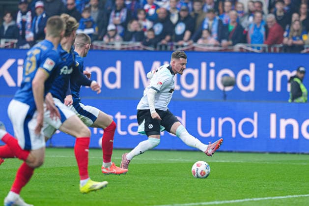 Goal shot Goal chance Marlon Ritter 1 FC Kaiserslautern, 07 GER, Holstein Kiel vs 1 FC Kaiserslautern, Football, 2 Bundesliga, Matchday 30, Season 2025 2026, 17 04 2026 DFL REGULATIONS PROHIBIT ANY USE OF PHOTOGRAPHS AS IMAGE SEQUENCES AND OR QUASI VIDEO GER, Holstein Kiel vs 1 FC Kaiserslautern, Football, 2 Bundesliga, Matchday 30, Season 2025 2026, 17 04 2026 Kiel Copyright: xEibner-Pressefoto MarcelxvonxFehrnx EP_MFN