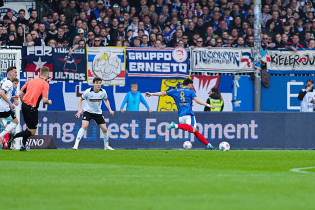Goal for 1 0 Umut Tohumcu Holstein Kiel, 08 GER, Holstein Kiel vs 1 FC Kaiserslautern, Football, 2 Bundesliga, Matchday 30, Season 2025 2026, 17 04 2026 DFL REGULATIONS PROHIBIT ANY USE OF PHOTOGRAPHS AS IMAGE SEQUENCES AND OR QUASI VIDEO GER, Holstein Kiel vs 1 FC Kaiserslautern, Football, 2 Bundesliga, Matchday 30, Season 2025 2026, 17 04 2026 Kiel Copyright: xEibner-Pressefoto MarcelxvonxFehrnx EP_MFN