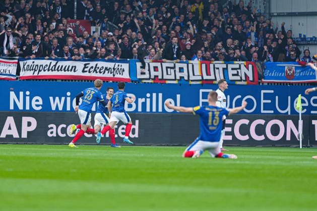 Goal celebration Holstein Kiel after goal to 1 0 Umut Tohumcu Holstein Kiel, 08 GER, Holstein Kiel vs 1 FC Kaiserslautern, Football, 2 Bundesliga, Matchday 30, Season 2025 2026, 17 04 2026 DFL REGULATIONS PROHIBIT ANY USE OF PHOTOGRAPHS AS IMAGE SEQUENCES AND OR QUASI VIDEO GER, Holstein Kiel vs 1 FC Kaiserslautern, Football, 2 Bundesliga, Matchday 30, Season 2025 2026, 17 04 2026 Kiel Copyright: xEibner-Pressefoto MarcelxvonxFehrnx EP_MFN