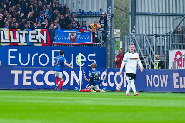 Goal celebration Holstein Kiel after goal to 1 0 Umut Tohumcu Holstein Kiel, 08 GER, Holstein Kiel vs 1 FC Kaiserslautern, Football, 2 Bundesliga, Matchday 30, Season 2025 2026, 17 04 2026 DFL REGULATIONS PROHIBIT ANY USE OF PHOTOGRAPHS AS IMAGE SEQUENCES AND OR QUASI VIDEO GER, Holstein Kiel vs 1 FC Kaiserslautern, Football, 2 Bundesliga, Matchday 30, Season 2025 2026, 17 04 2026 Kiel Copyright: xEibner-Pressefoto MarcelxvonxFehrnx EP_MFN