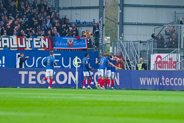 Goal celebration Holstein Kiel after goal to 1 0 Umut Tohumcu Holstein Kiel, 08 GER, Holstein Kiel vs 1 FC Kaiserslautern, Football, 2 Bundesliga, Matchday 30, Season 2025 2026, 17 04 2026 DFL REGULATIONS PROHIBIT ANY USE OF PHOTOGRAPHS AS IMAGE SEQUENCES AND OR QUASI VIDEO GER, Holstein Kiel vs 1 FC Kaiserslautern, Football, 2 Bundesliga, Matchday 30, Season 2025 2026, 17 04 2026 Kiel Copyright: xEibner-Pressefoto MarcelxvonxFehrnx EP_MFN