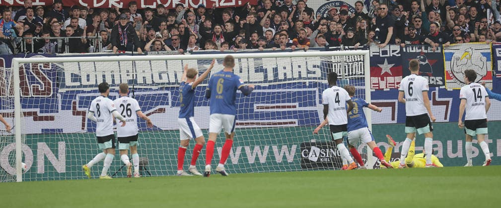 1 0 by Umut Tohumcu Holstein Kiel kunstschuss Fußball, Herren, Saison 2025 2026, 2 BL, Holstein Stadion, Holstein Kiel gegen 1 FC Kaiserslautern DFL REGULATIONS PROHIBIT ANY USE OF PHOTOGRAPHS AS IMAGE SEQUENCES AND OR QUASI VIDEO