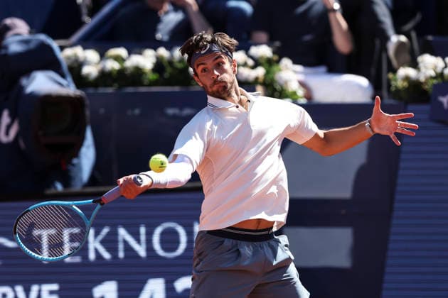 April 17, 2026, Barcelona, Barcelona, Spain: Lorenzo Musetti of Italy in action against Arthur Fils of France during the Quarter-finals tennis match of the Barcelona Open Banc Sabadell - Conde Godo 2026 Day 7 at Real Club de Tenis Barcelona on April 17, 2026 in Barcelona, Spain. Barcelona Open Banc Sabadell - Conde Godo 2026 Day 7  - ZUMAa181 20260417_zaa_a181_172 Copyright: xJavierxBorregox