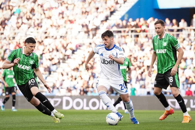 ComoÕs Martin Baturina fights for the ball with SassuoloÕs Tarik Muharemovic and SassuoloÕs Nemanja Matic during the Serie A soccer match between Sassuolo and Como at the Mapei Stadium Cittˆ del Tricolore in Reggio Emilia, north Italy - Friday, April 17, 2026 - - Soccer -  Copyright: xMassimoxPaolone LaPressex