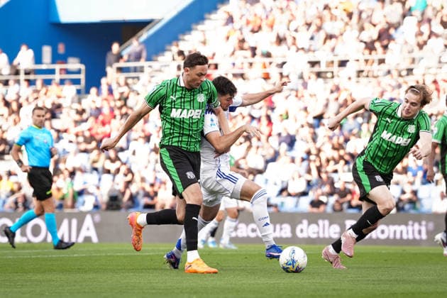 ComoÕs Martin Baturina fights for the ball with SassuoloÕs Nemanja Matic during the Serie A soccer match between Sassuolo and Como at the Mapei Stadium Cittˆ del Tricolore in Reggio Emilia, north Italy - Friday, April 17, 2026 - - Soccer -  Copyright: xMassimoxPaolone LaPressex