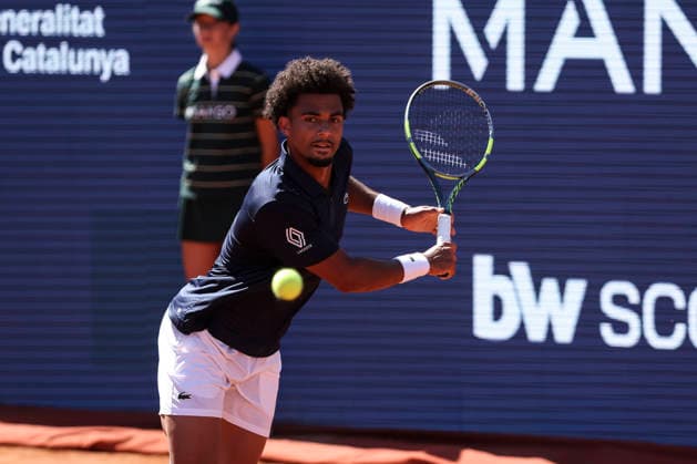 April 17, 2026, Barcelona, Barcelona, Spain: Arthur Fils of France in action against Lorenzo Musetti of Italy during the Quarter-finals tennis match of the Barcelona Open Banc Sabadell - Conde Godo 2026 Day 7 at Real Club de Tenis Barcelona on April 17, 2026 in Barcelona, Spain. Barcelona Spain - ZUMAa181 20260417_zaa_a181_179 Copyright: xJavierxBorregox