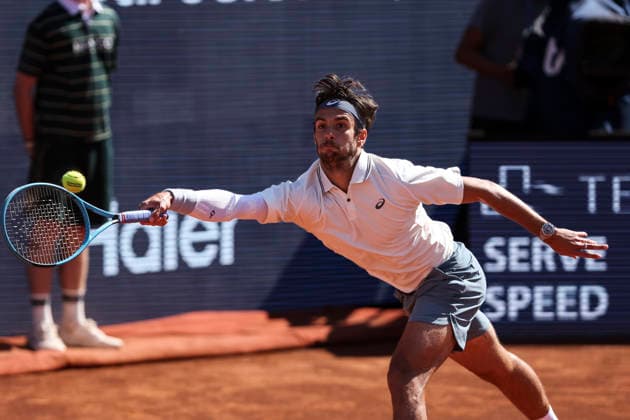 April 17, 2026, Barcelona, Barcelona, Spain: Lorenzo Musetti of Italy in action against Arthur Fils of France during the Quarter-finals tennis match of the Barcelona Open Banc Sabadell - Conde Godo 2026 Day 7 at Real Club de Tenis Barcelona on April 17, 2026 in Barcelona, Spain. Barcelona Spain - ZUMAa181 20260417_zaa_a181_175 Copyright: xJavierxBorregox