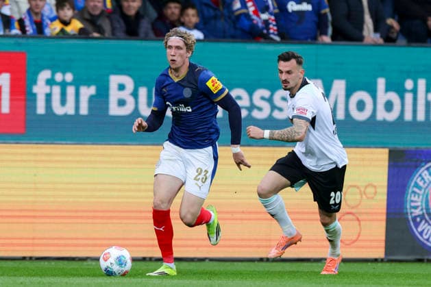 Lasse Rosenboom Holstein Kiel and Mergim Berisha 1 FC Kaiserslautern battle for the ball, 2 Bundesliga, Holstein Kiel v 1 FC Kaiserslautern, Holstein Stadion on April 17, 2026 in Kiel, Germany Photo by Marco Steinbrenner DeFodi Images Lasse Rosenboom Holstein Kiel and Mergim Berisha 1 FC Kaiserslautern battle for the ball, 2 Bundesliga, Holstein Kiel v 1 FC Kaiserslautern, Holstein Stadion, April 17, 2026 in Kiel, Germany Photo by Marco Steinbrenner DeFodi Images