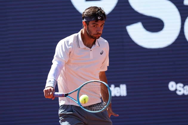 April 17, 2026, Barcelona, Barcelona, Spain: Lorenzo Musetti of Italy in action against Arthur Fils of France during the Quarter-finals tennis match of the Barcelona Open Banc Sabadell - Conde Godo 2026 Day 7 at Real Club de Tenis Barcelona on April 17, 2026 in Barcelona, Spain. Barcelona Spain - ZUMAa181 20260417_zaa_a181_176 Copyright: xJavierxBorregox