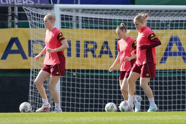 17 04 2026, xgrfx, Football DFB Media Dates, German Womens National Team Training f l Camilla Küver, Sarai Linder, Jella Veit German Womens National Team DFL DFB REGULATIONS PROHIBIT ANY USE OF PHOTOGRAPHS as IMAGE SEQUENCES and or QUASI VIDEO Ried