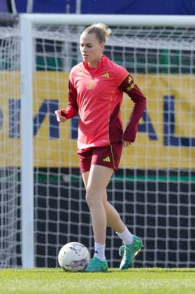 17 04 2026, xgrfx, Football DFB Media Dates, German Womens National Team Training v l Laura Freigang German Womens National Team DFL DFB REGULATIONS PROHIBIT ANY USE OF PHOTOGRAPHS as IMAGE SEQUENCES and or QUASI VIDEO Ried