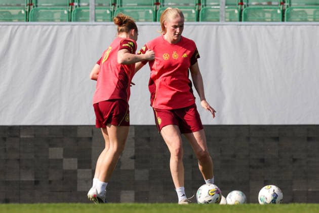 17 04 2026, xgrfx, Football DFB Media Dates, German Womens National Team Training v l Camilla Küver German Womens National Team DFL DFB REGULATIONS PROHIBIT ANY USE OF PHOTOGRAPHS as IMAGE SEQUENCES and or QUASI VIDEO Ried