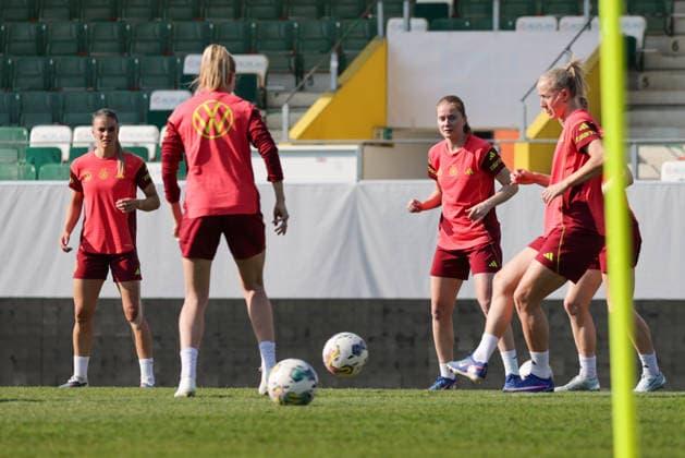 17 04 2026, xgrfx, Football DFB Media Dates, German Womens National Team Training v l Sjoeke Nüsken, Lea Schüller German Womens National Team DFL DFB REGULATIONS PROHIBIT ANY USE OF PHOTOGRAPHS as IMAGE SEQUENCES and or QUASI VIDEO Ried