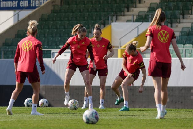 17 04 2026, xgrfx, Football DFB Media Dates, German Womens National Team Training f l Janina Minge, Sarai Linder, Laura Freigang German Womens National Team DFL DFB REGULATIONS PROHIBIT ANY USE OF PHOTOGRAPHS as IMAGE SEQUENCES and or QUASI VIDEO Ried