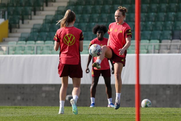 17 04 2026, xgrfx, Football DFB Media Dates, German Womens National Team Training v l Lisanne Gräwe German Womens National Team DFL DFB REGULATIONS PROHIBIT ANY USE OF PHOTOGRAPHS as IMAGE SEQUENCES and or QUASI VIDEO Ried