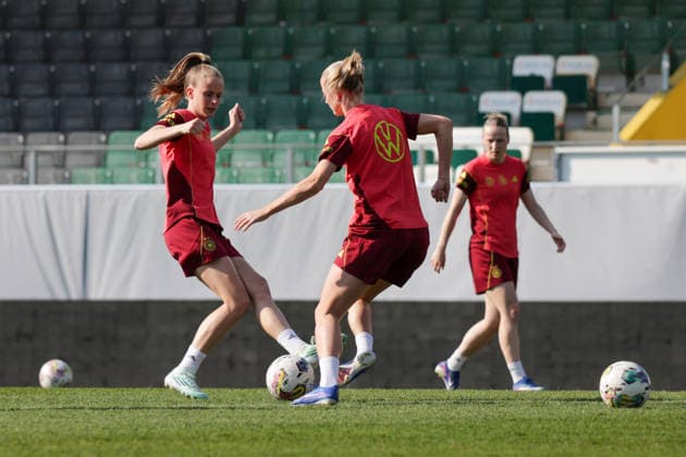 17 04 2026, xgrfx, Football DFB Media Dates, German Womens National Team Training v l Vivien Endemann, Lea Schüller German Womens National Team DFL DFB REGULATIONS PROHIBIT ANY USE OF PHOTOGRAPHS as IMAGE SEQUENCES and or QUASI VIDEO Ried