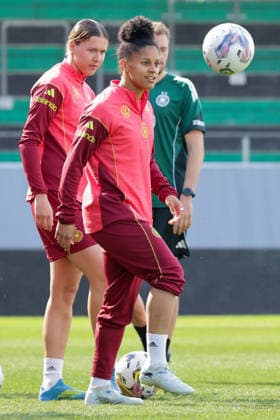 17 04 2026, xgrfx, Football DFB Media Dates, German Womens National Team Training v l Shekiera Martinez German Womens National Team DFL DFB REGULATIONS PROHIBIT ANY USE OF PHOTOGRAPHS as IMAGE SEQUENCES and or QUASI VIDEO Ried