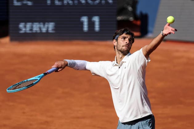 April 17, 2026, Barcelona, Barcelona, Spain: Lorenzo Musetti of Italy in action against Arthur Fils of France during the Quarter-finals tennis match of the Barcelona Open Banc Sabadell - Conde Godo 2026 Day 7 at Real Club de Tenis Barcelona on April 17, 2026 in Barcelona, Spain. Barcelona Spain - ZUMAa181 20260417_zaa_a181_173 Copyright: xJavierxBorregox