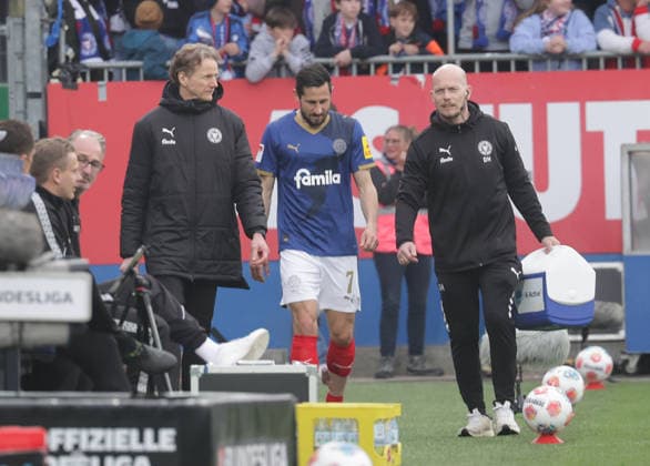 injured from the field Steven Skrzybski Holstein Kiel Football, Men, Season 2025 2026, 2 BL, Holstein Stadion, Holstein Kiel vs 1 FC Kaiserslautern DFL REGULATIONS PROHIBIT ANY USE OF PHOTOGRAPHS AS IMAGE SEQUENCES AND OR QUASI VIDEO