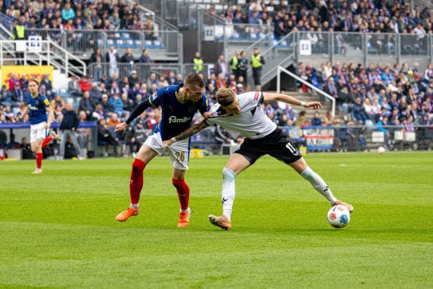 17 04 2026 Soccer 2 Bundesliga Men Season 2025 2026 30 Matchday Holstein Kiel 1 FC Kaiserslautern Kiel in blue, Kaiserslautern in white David Zec li , Norman Bassette Kiel Holstein Stadion, Westring 501 Schleswig Holstein Germany