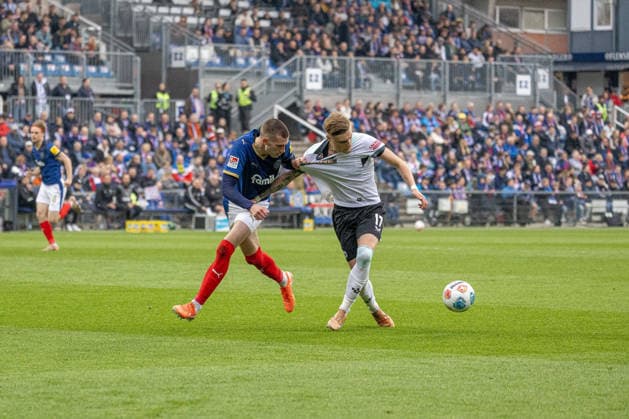 17 04 2026 Soccer 2 Bundesliga Men Season 2025 2026 30 Matchday Holstein Kiel 1 FC Kaiserslautern Kiel in blue, Kaiserslautern in white David Zec li , Norman Bassette Kiel Holstein Stadion, Westring 501 Schleswig Holstein Germany