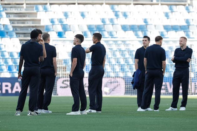 17th April 2026; Mapei Stadium, Reggio Emilia, Italy, Serie A Football, Sassuolo versus Como; Como 1907 players during the inspects the pitch before kick off US Sassuolo Calcio-Como 1907 at the Mapei Stadium-Citt& xe0; del Tricolore EmanuelexPennacchio
