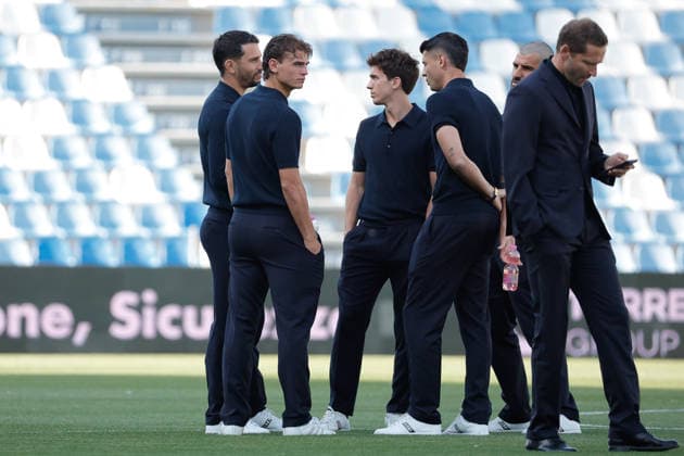 17th April 2026; Mapei Stadium, Reggio Emilia, Italy, Serie A Football, Sassuolo versus Como; Como 1907 players during the inspects the pitch before kick off US Sassuolo Calcio-Como 1907 at the Mapei Stadium-Citt& xe0; del Tricolore EmanuelexPennacchio