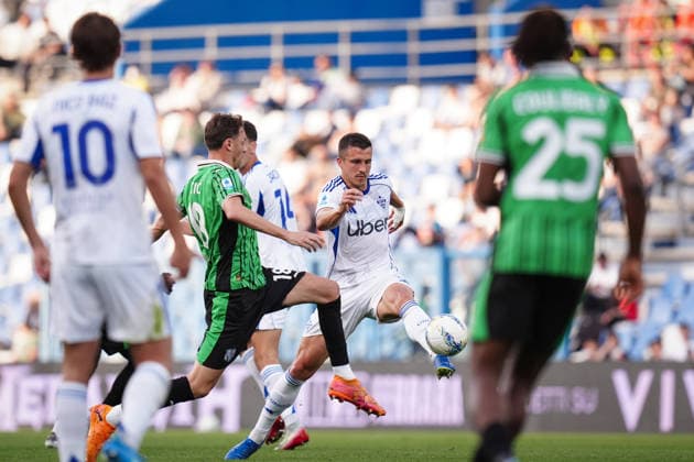 ComoÕs Marco-Oliver Kempf fights for the ball with SassuoloÕs Nemanja Matic during the Serie A soccer match between Sassuolo and Como at the Mapei Stadium Cittˆ del Tricolore in Reggio Emilia, north Italy - Friday, April 17, 2026 - - Soccer -  Copyright: xMassimoxPaolone LaPressex