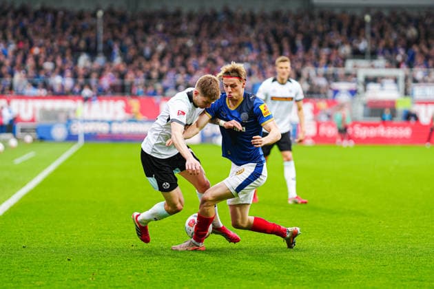 Paul Joly 1 FC Kaiserslautern, 26 , Jonas Therkelsen Holstein Kiel, 10 GER, Holstein Kiel vs 1 FC Kaiserslautern, Football, 2 Bundesliga, Matchday 30, Season 2025 2026, 17 04 2026 DFL REGULATIONS PROHIBIT ANY USE OF PHOTOGRAPHS AS IMAGE SEQUENCES AND OR QUASI VIDEO GER, Holstein Kiel vs 1 FC Kaiserslautern, Football, 2 Bundesliga, Matchday 30, Season 2025 2026, 17 04 2026 Kiel Copyright: xEibner-Pressefoto MarcelxvonxFehrnx EP_MFN
